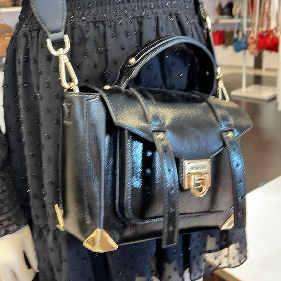 MICHAEL KORS
Manhattan Md TH SCHOOL Crackled Metallic Leather SATCHEL Crossbody - Picture 2 of 16